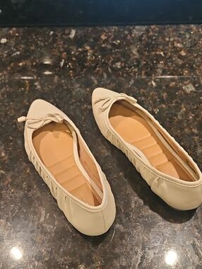 Kelly & Katie Women's Ballet Flats in Cream - 7.5 M